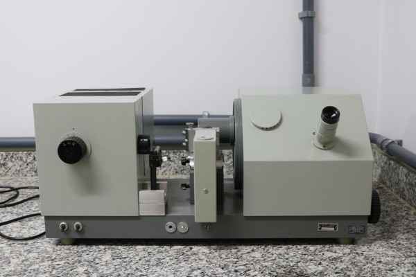 Refratômetro marca Carl Zeiss Jena modelo Pulfrish